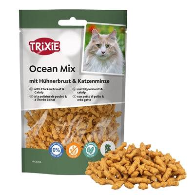 Trixie Ocean Mix TUGG cat snack with chicken breast and catnip in a 50g package, featuring colorful packaging and product details.