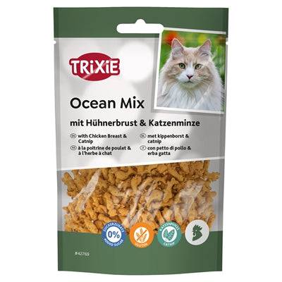 Trixie Ocean Mix TUGG cat snack with chicken breast and catnip in 50g package, featuring colorful seafood-themed treats.